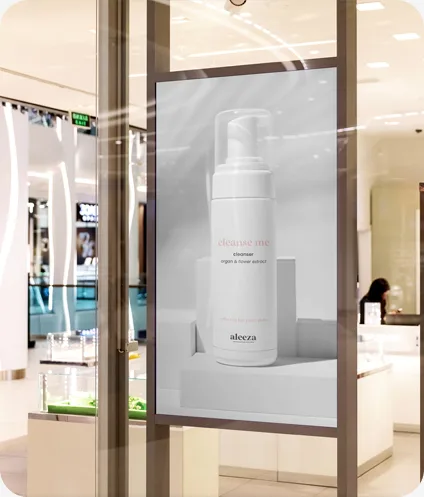 Digitaal reclamescherm met een product van Aleeza in een winkelcentrum