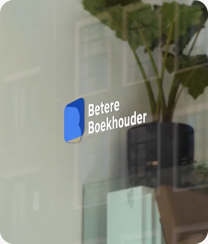 Logo van Betere Boekhouder op een glazen kantoorwand