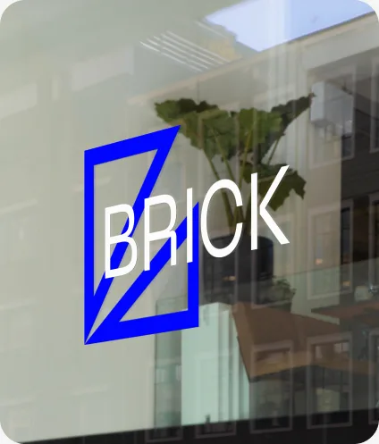 Logo van Brick Agency op een glazen pui