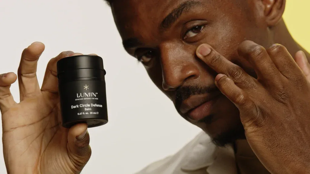 Campagnebeeld van Lumin: man met een pot Lumin-skincare