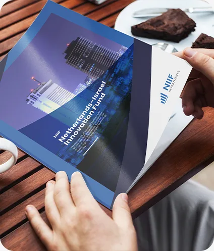 Brochure van het Netherlands-Israel Innovation Fund op tafel