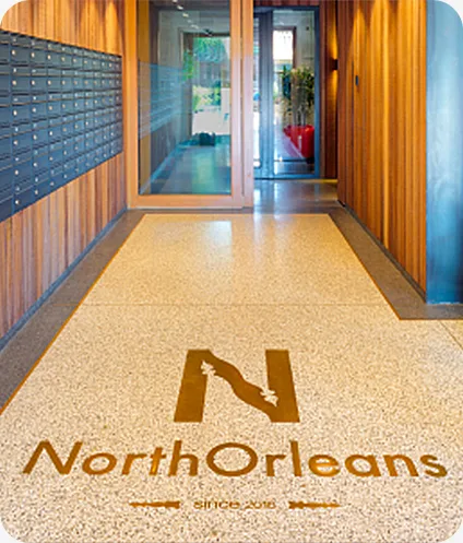 Logo van North Orleans in de terrazzovloer van de entree