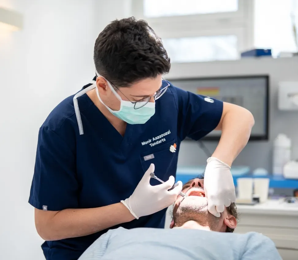 Tandarts van Prodentics behandelt een patiënt