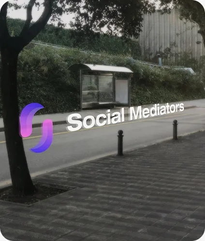 Logo van Social Mediators in een straatbeeld