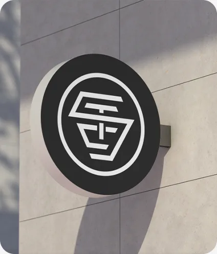 Rond logo van Social Training Club aan een betonnen gevel