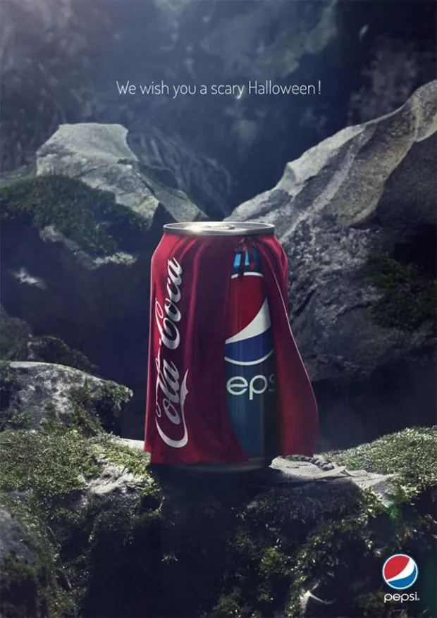 Halloween-advertentie van Pepsi: een blikje Pepsi verkleed met een cape van Coca-Cola, met de tekst ‘We wish you a scary Halloween!’